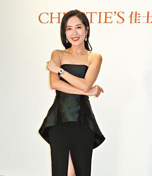 唐诗咏穿上黑色露肩秀腿裙，为一批珠宝及翡翠首饰拍卖预展担任模特儿