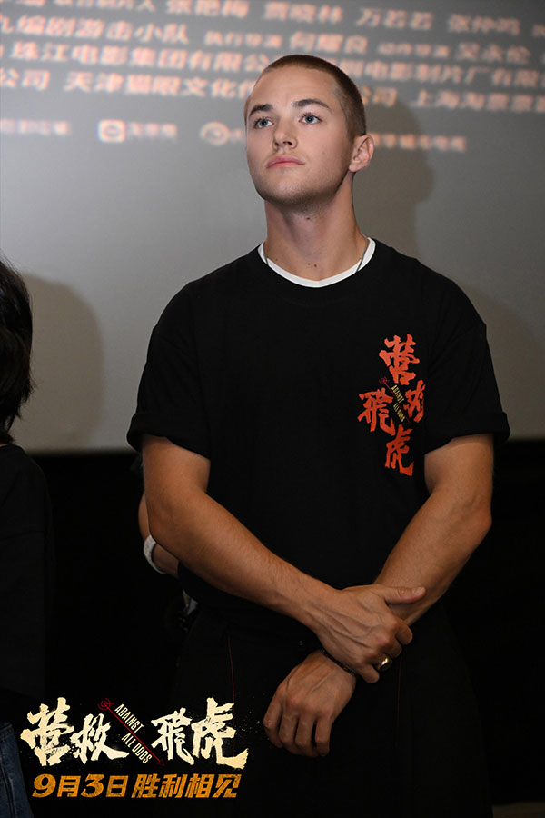 2米切尔·霍格.jpg
