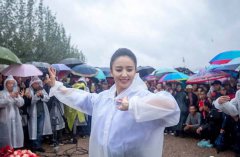 文艺志愿者佟丽娅会宁慰问演出 雨中起舞追溯红